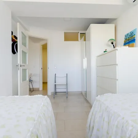 Apartment With Direct Sea Promenade Access
